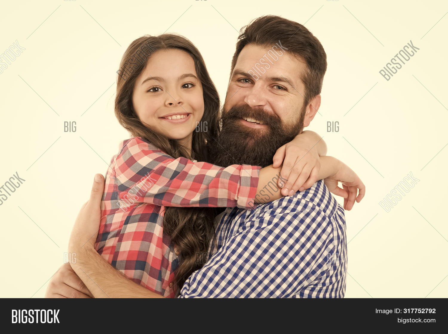 Папа делает прическу дочке. Dad best friend. Бородатая семейка. Dad best friend. Парные футболки отец и сын.