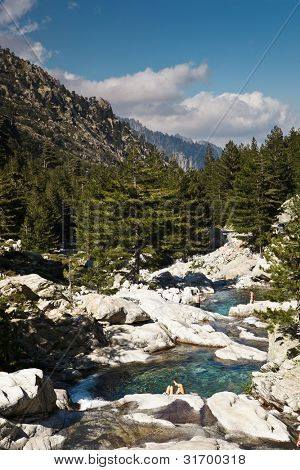 Córcega interior, espléndido valle de Restonica - con piscinas naturales en el río y montañas exquisitas