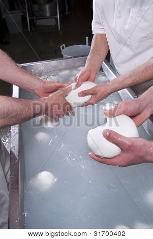 Mejerister, der udarbejder Mozzarella