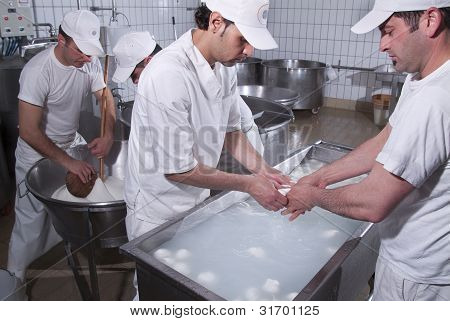 Kim Mozzarella hazırlamak dairymen