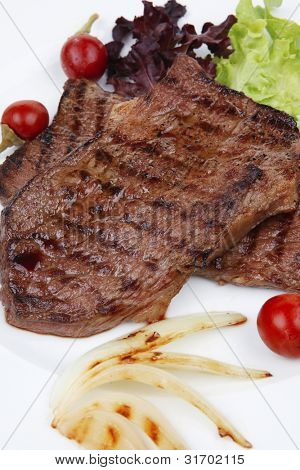 肉料理： 2 つのロースト赤と・ チリ ・ ペッパーズ、緑のレタスのサラダ ・ ディ ・上で骨ステーキ