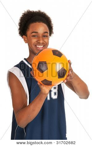 schwarze Basketballspieler mit orange Kugel