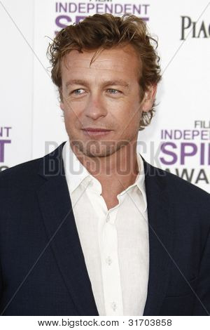 SANTA MONICA, CA - FEB 25: Simon Baker na 2012 nezávislého ducha Film Awards v únoru 25, 20