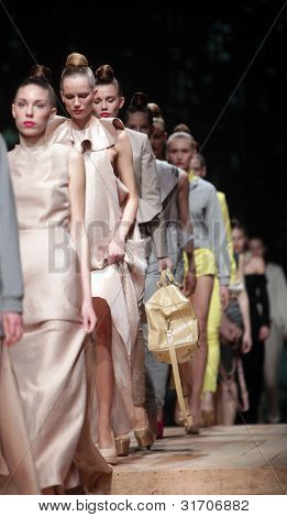 ซาเกร็บ โครเอเชีย - 22 มีนาคม: รุ่นแฟชั่นสวมใส่เสื้อผ้าที่ทำ โดย Sonja Lamut o แสดง 