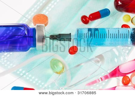 알 약, 살 균 마스크, ampoules 및 주사기 근접 촬영 아직도 인생, 의료 개념