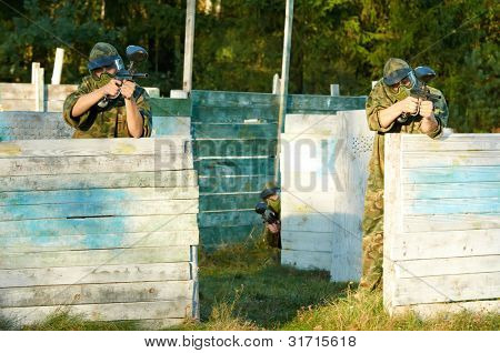 Prootective iki paintball spor oyuncu koyar ve hedefleyen ve shoting dışarıda silahla maske