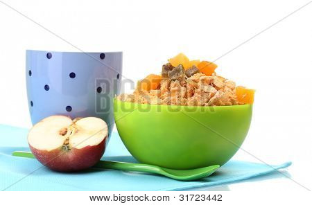 leckere Cornflakes in grüner Schale, Apple und Glas Milch, isoliert auf weiss