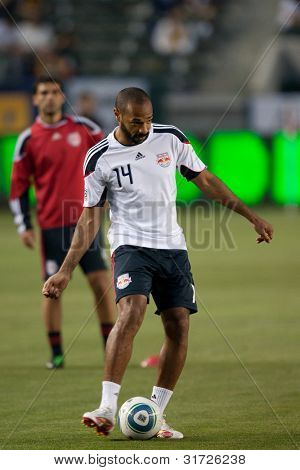 CARSON, CA. - 7. května: New York Red Bulls F Thierry Henry #14 před MLS zápas mezi New York