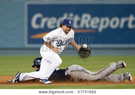 LOS ANGELES - 16. května: Milwaukee Brewers CF Carlos Gomez #27 krade druhou kolem Los Angeles Dodgers 2