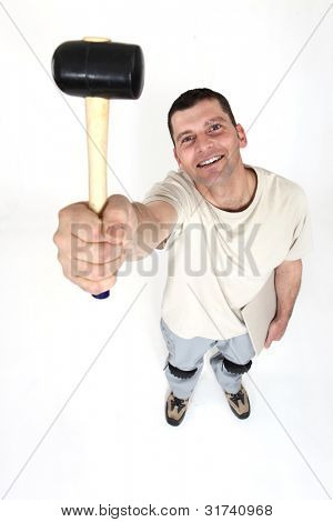 Handyman holding en kølle i luften