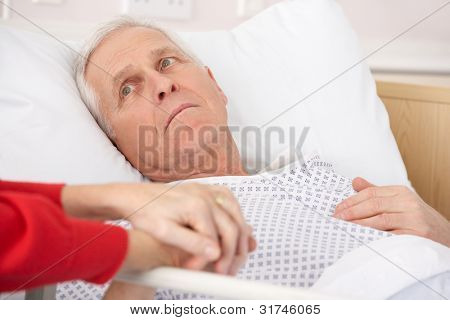 Senior Man im Krankenhausbett Frau Hand hält