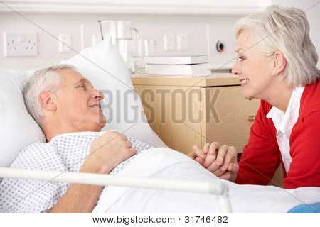 Senior Woman Besuch Ehemann im Krankenhaus