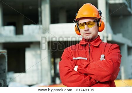 生成器工人的制服和安全的防护设备，在施工现场