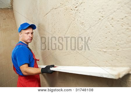 Stuccatore a decorazione ristrutturazione interna parete con più lucido