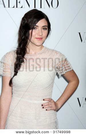 LOS ANGELES - 27 MAR: Isabelle Fuhrman arriva all'apertura di Beverly Hills Valentino presso la Valent
