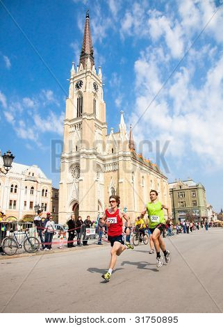 NOVI SAD, SERBIA - 25 marzo: Non identificati i corridori su strada durante il Novi Sad primavera maratona su