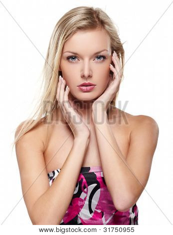 Portret piękne kobiece kobieta model na białym tle