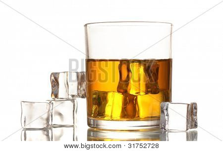 verre de whisky et de la glace isolé on white