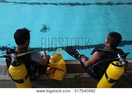 A Group Of People Doing Diving Training In A Swimming Pool In Batang / Central Java, Indonesia, Augu
