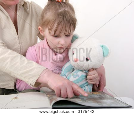 Famiglia di leggere il libro