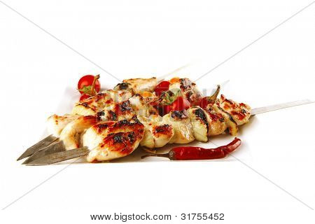 frisk stegt kylling shish kebab på hvidt fad