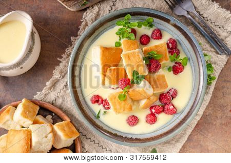 Yeast Buns With Vanilla Sauce