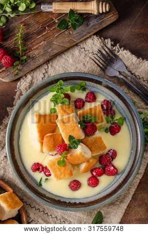 Yeast Buns With Vanilla Sauce
