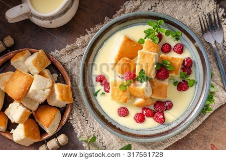 Yeast Buns With Vanilla Sauce