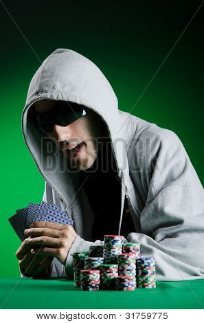 Uomo giocando al casinò