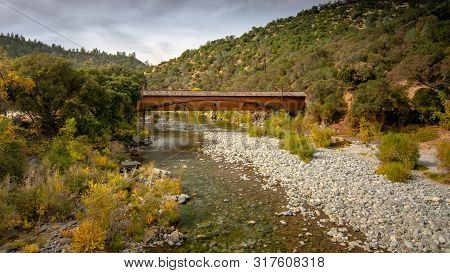 Side View Of The Bridgeport Covered Bridge At South Yuba River In California, Usa, In The Autumn. Th