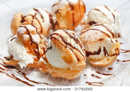 Profiteroles com sorvete