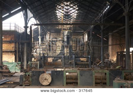 Interiøret i gammel fabrik