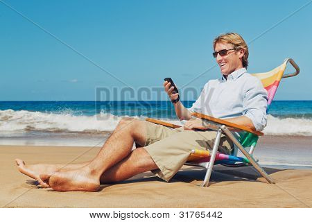 Homme d'affaires l'appel par téléphone portable sur la plage à Hawaii