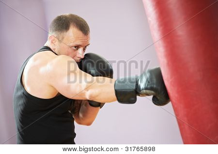 Boxer Mann während Boxen Heizng Boxsack an training Fitness-Studio