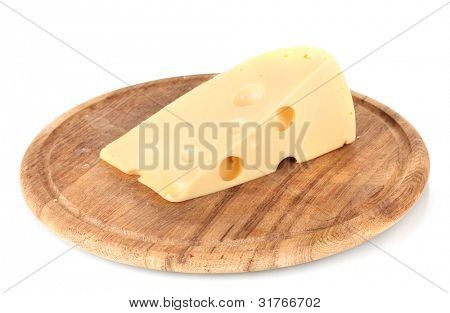 ? heese su tavola di legno isolata on white
