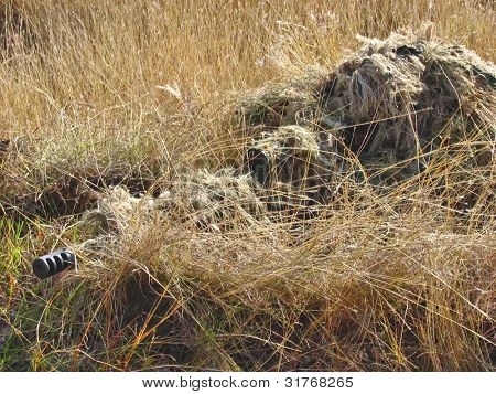 Véritable camouflé soldat visant. Tireur d'élite