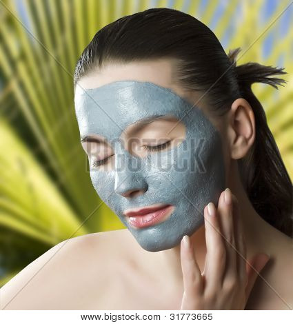 Bir kadının yüzünde spa maskeyle yakın çekim
