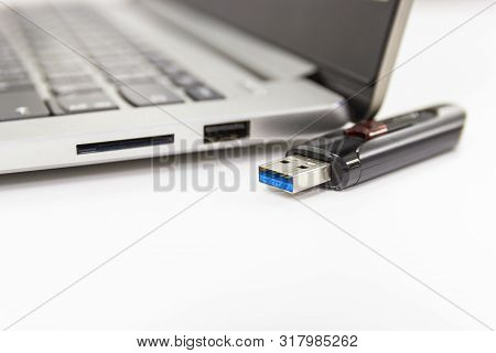 Flash Drive With Laptop Computer For Conncet To Usb Port Plug-in Laptop For Transfer And Backup Busi
