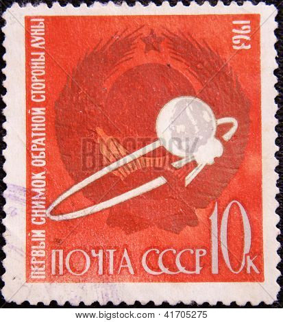 Rosja - około 1963: znaczek wydrukowany przez USSR pokazuje pierwsze zdjęcie z tyłu obudowy księżyca