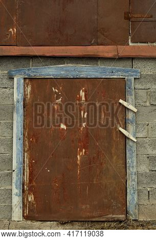 Rusty Red Steel Door And Door Hinges. Wooden Door Closures