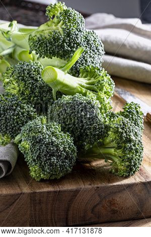 Close-up Of Raw, Fresh Broccoli (brécol, Brócolli, Bróqui, Broccoli Brote, Brassica Oleracea) Stalks
