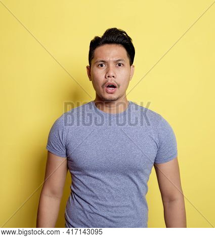 Man Wearing Casual T-shirt Talk Expression Looking The Camera