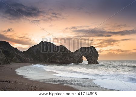 Nascer do sol de Inverno Durdle porta Jurassic costa na Inglaterra