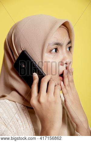 Close Up Woman Hijab With A Calling Phone Shocked Expression