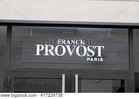 Bordeaux , Aquitaine France - 04 12 2021 : Franck Provost Logo Brand And Text Sign Hairdresser Front