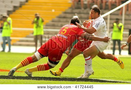 BARCELONA - SEPT 15: Luke McAlister(R) des Stade Toulousain ist angegangen USAP Spieler während der Fre