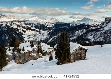 Casa a Passo Campolongo valle nei pressi della stazione sciistica di Arabba, Dolomiti, Italia