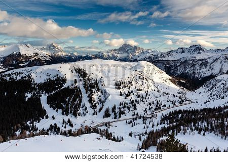 Passo Campolongo valle nei pressi della stazione sciistica di Arabba, Dolomiti, Italia
