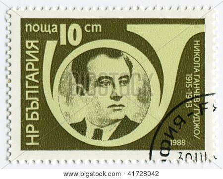 Bulgarien - CIRCA 1988: frimærker trykt i Bulgarien dedikeret til Nikola Ganchev (Gudjo) (1915-