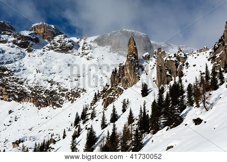 Montagne rocciose sulla stazione sciistica di Arabba, Dolomiti, Italia